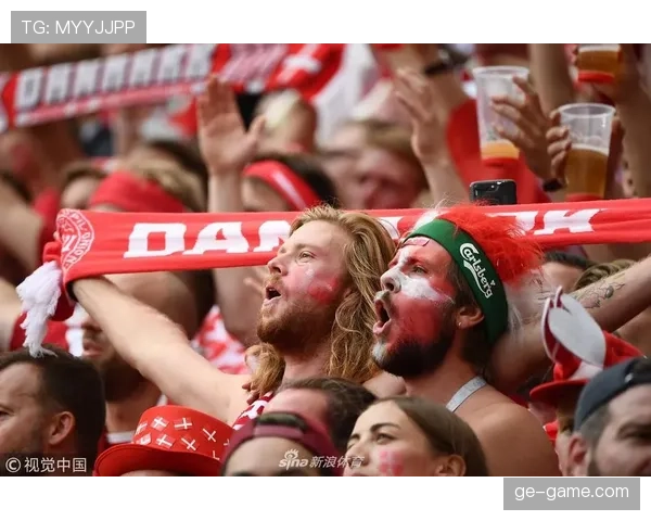 丹麦球迷激情高唱滚旗歌 现场燃爆展现狂热支持